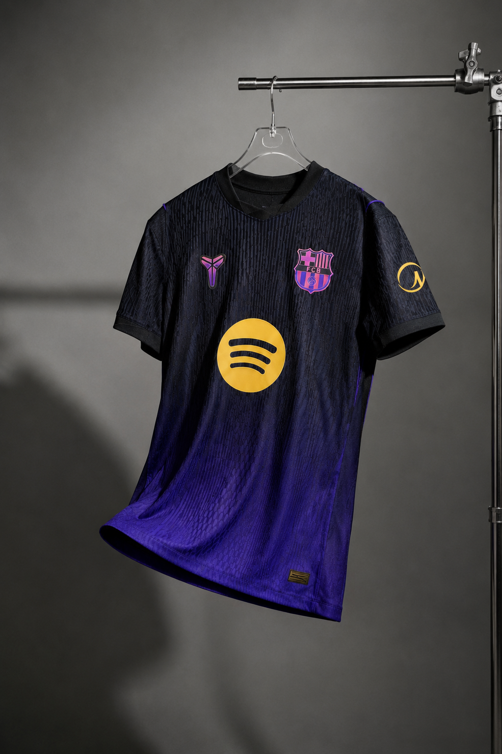 Exemplo de foto de camisa de futebol criada com prompt de IA em estúdio